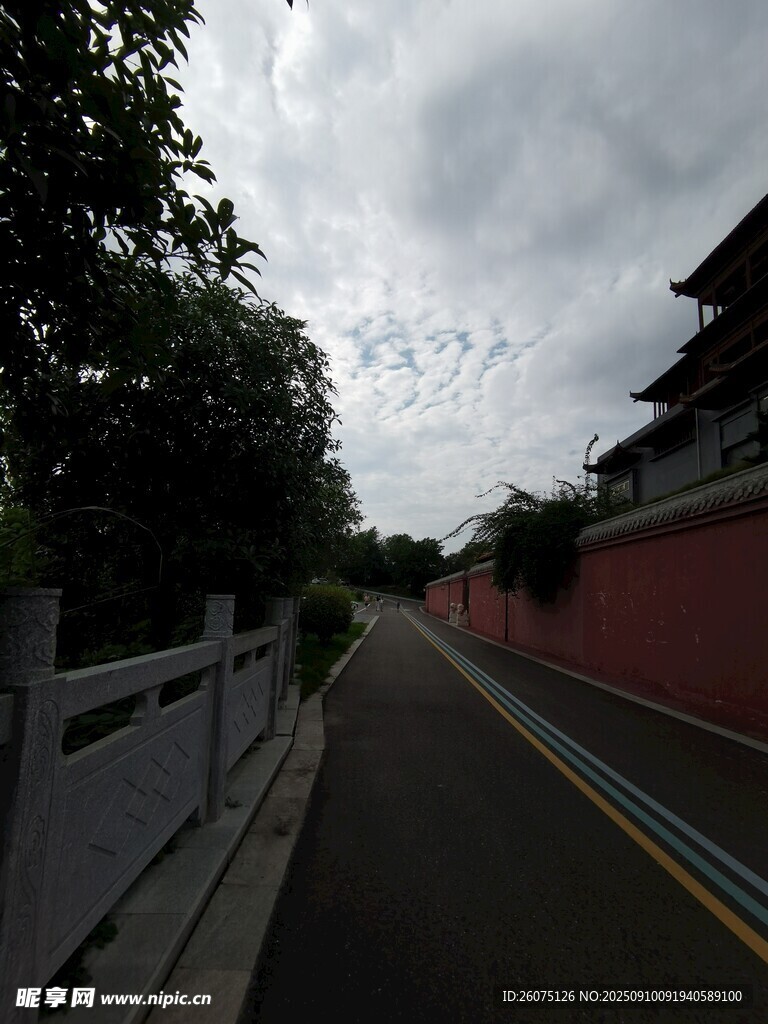古墙旁的幽静道路