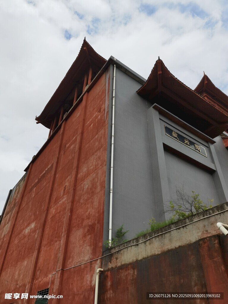 红砖灰墙中式风格建筑