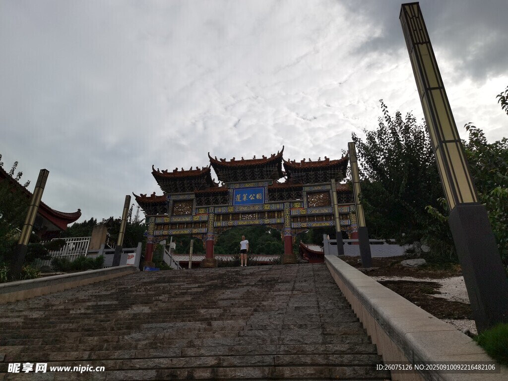 中式古建筑前的开阔场景