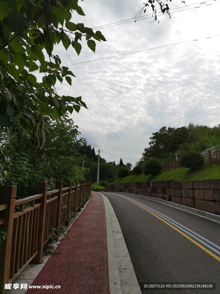林间公路旁的红色步道