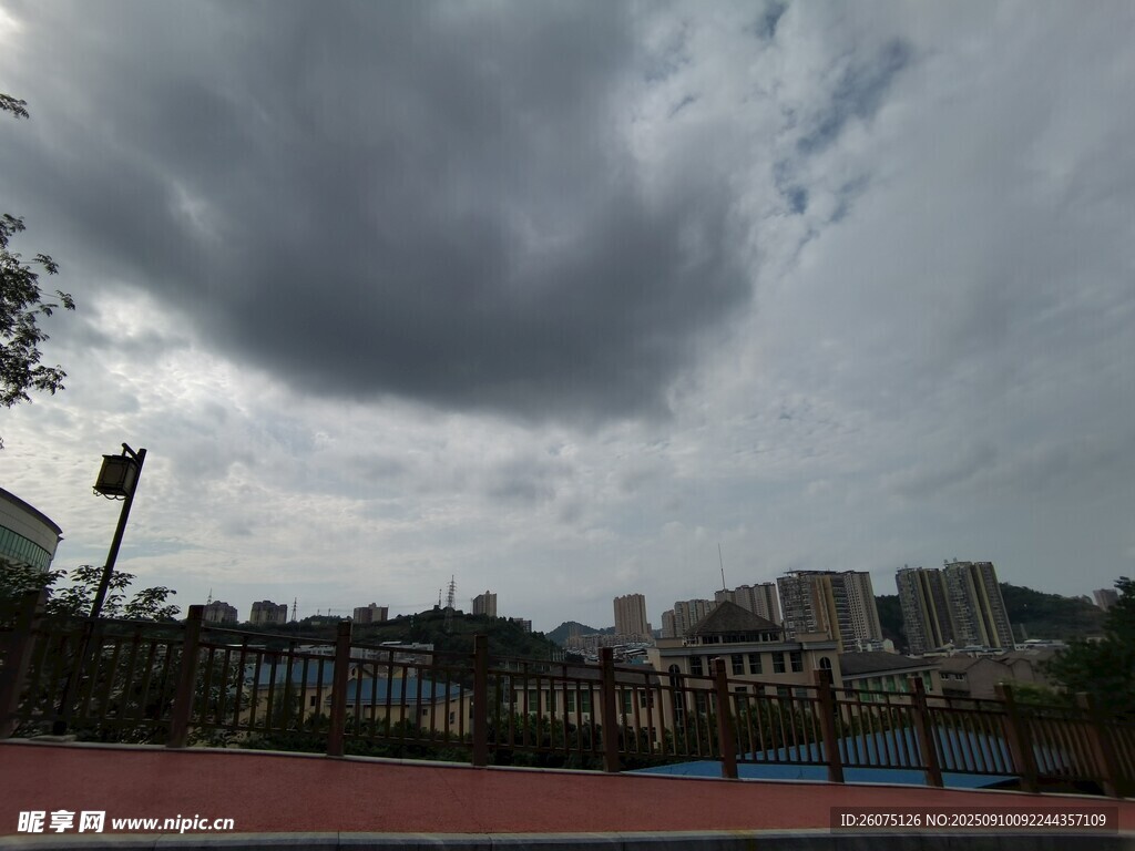 乌云笼罩下的城市