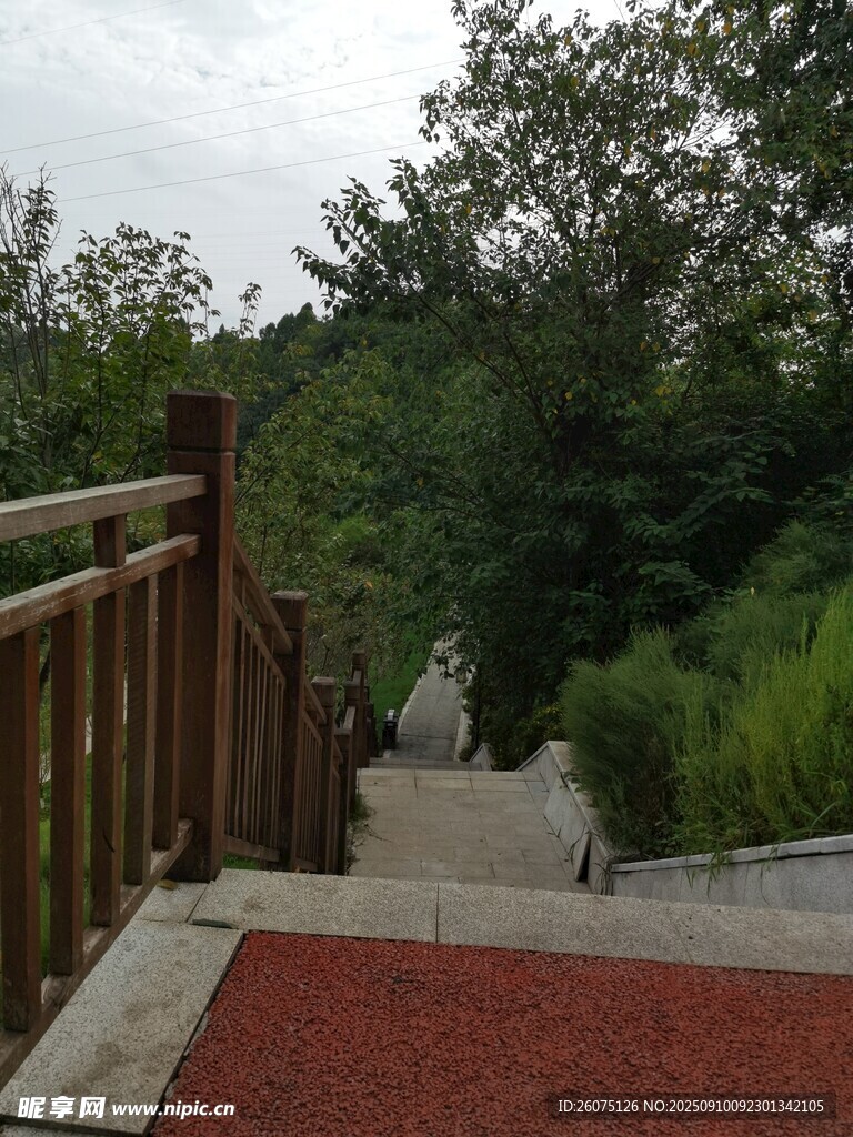 山间木质步道与红地面