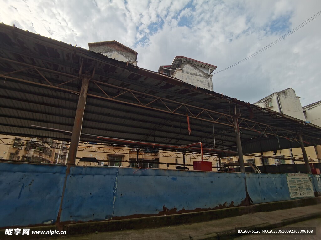 施工现场的蓝色围挡建筑