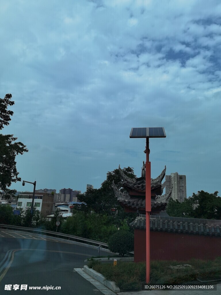 乡村路旁的中式风格指示牌
