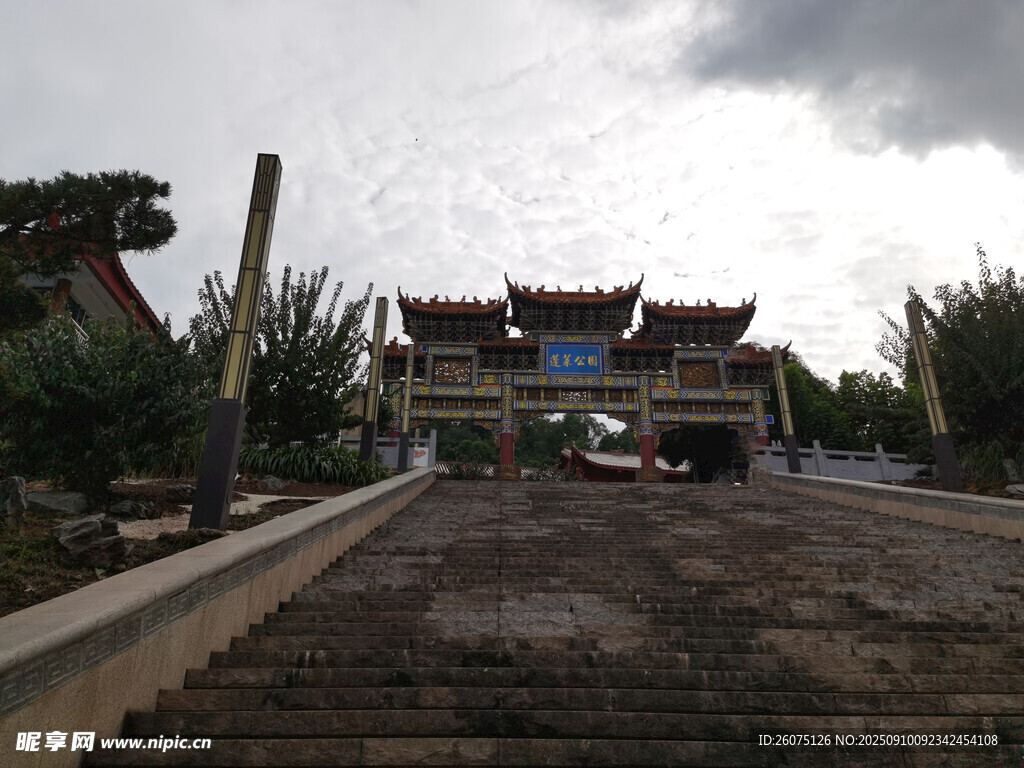 中式古建筑前的开阔场景