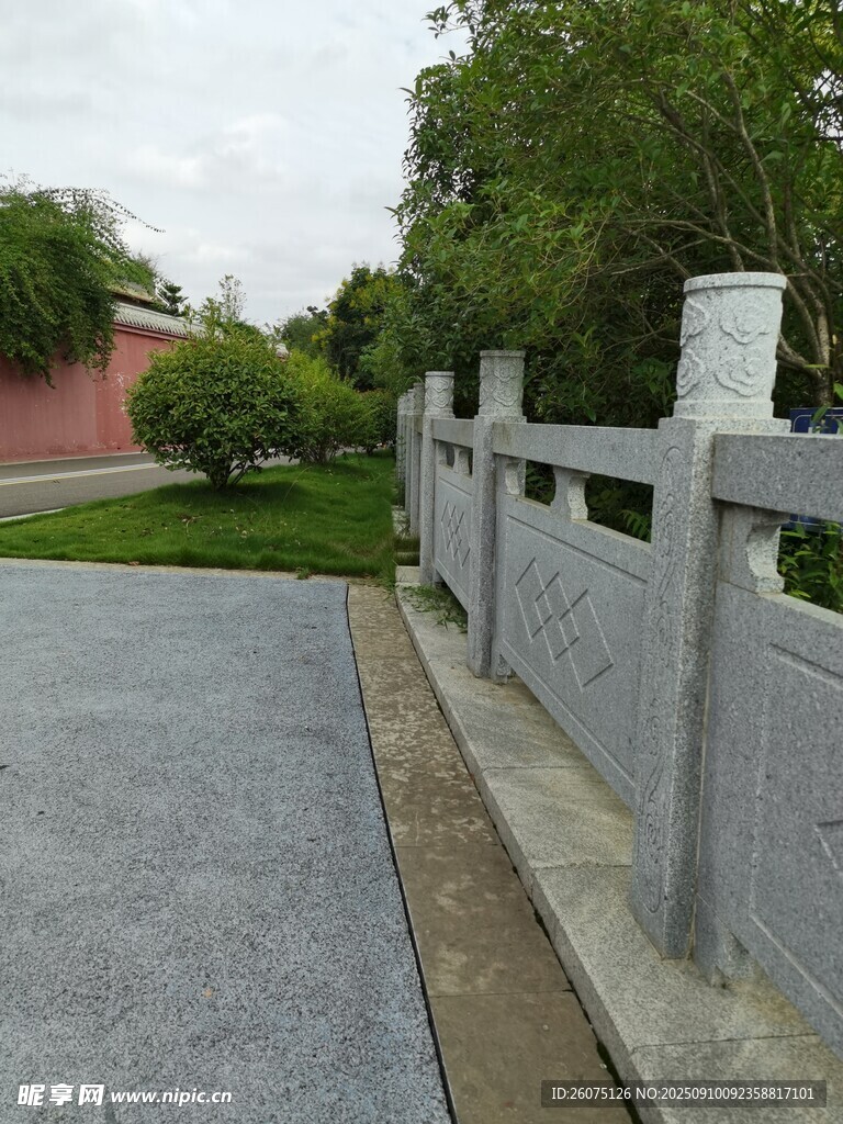 石栏步道旁的绿意景致