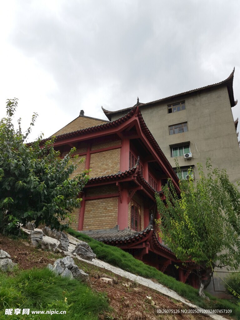 中式古建筑与现代建筑相邻