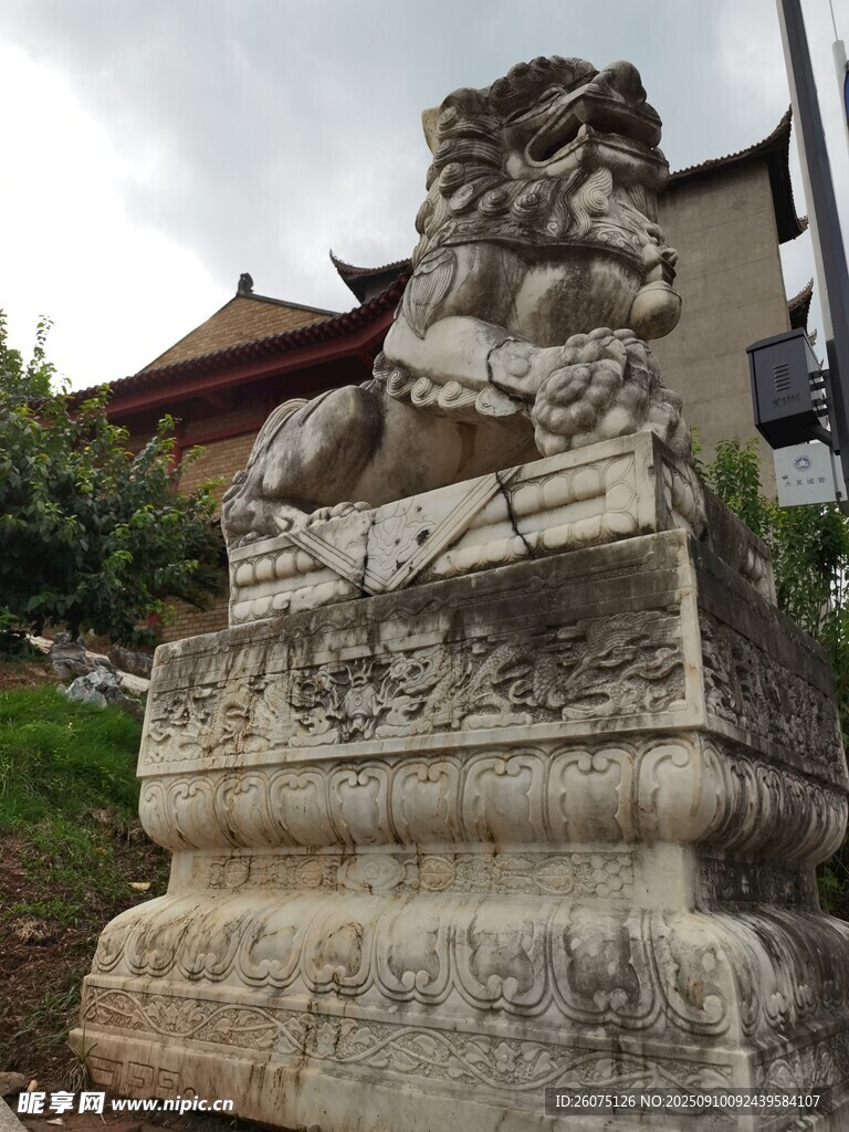 古老石狮子尽显历史韵味
