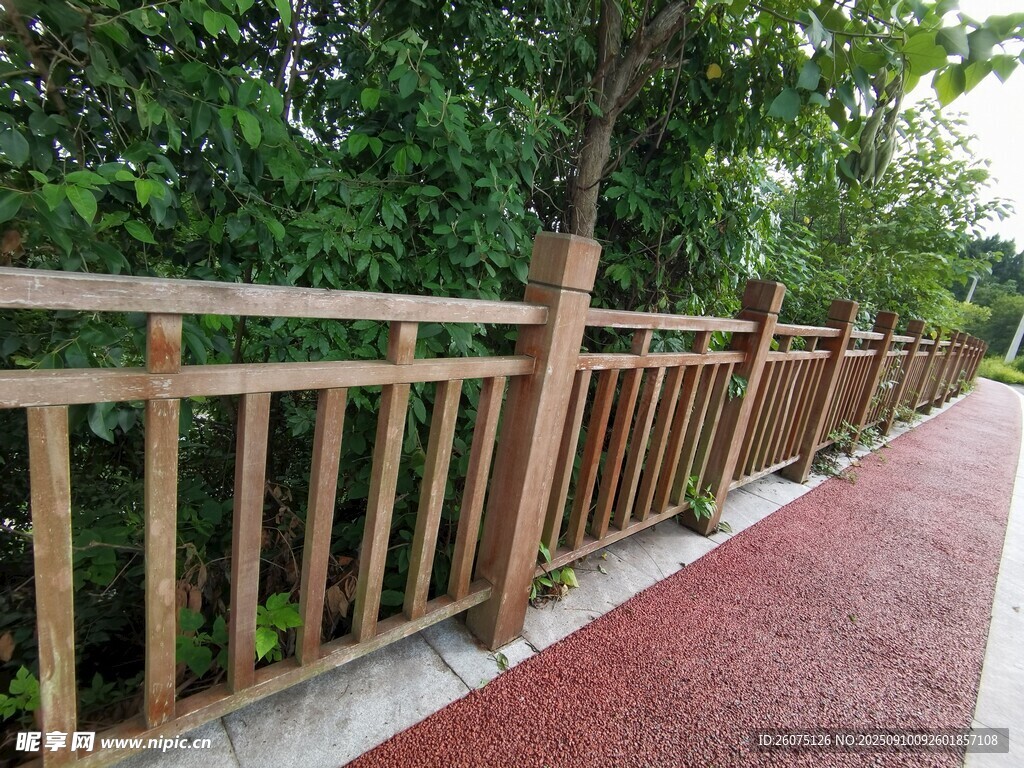 木质护栏旁的红色步道