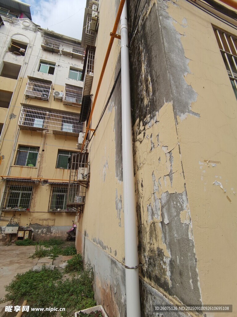 老旧居民楼旁的破败景象