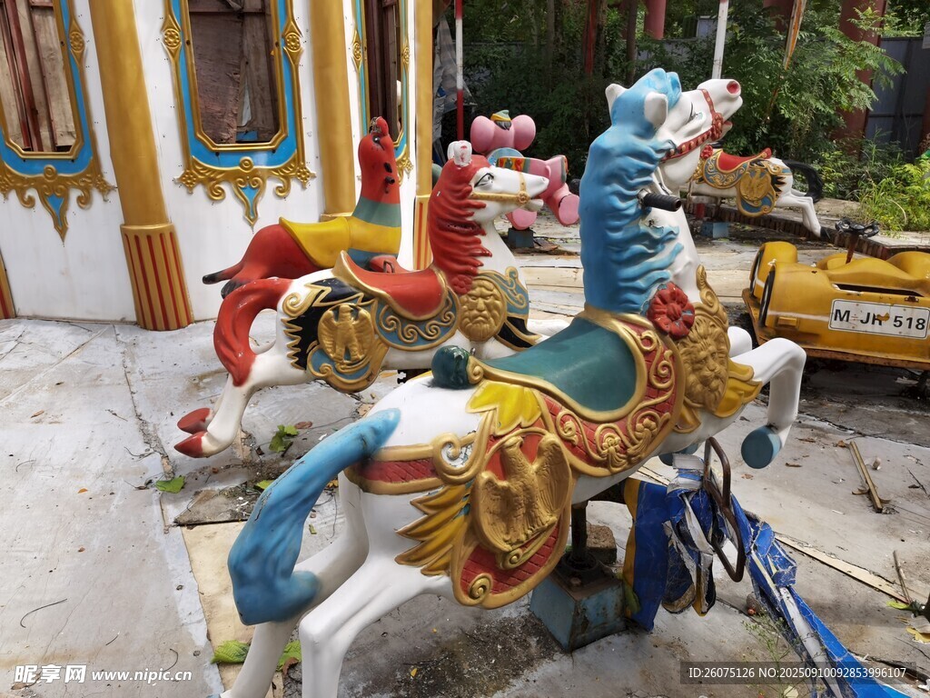 废旧华丽旋转木马雕塑