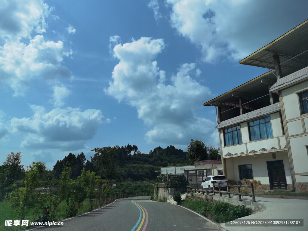 乡村路旁的现代风格建筑