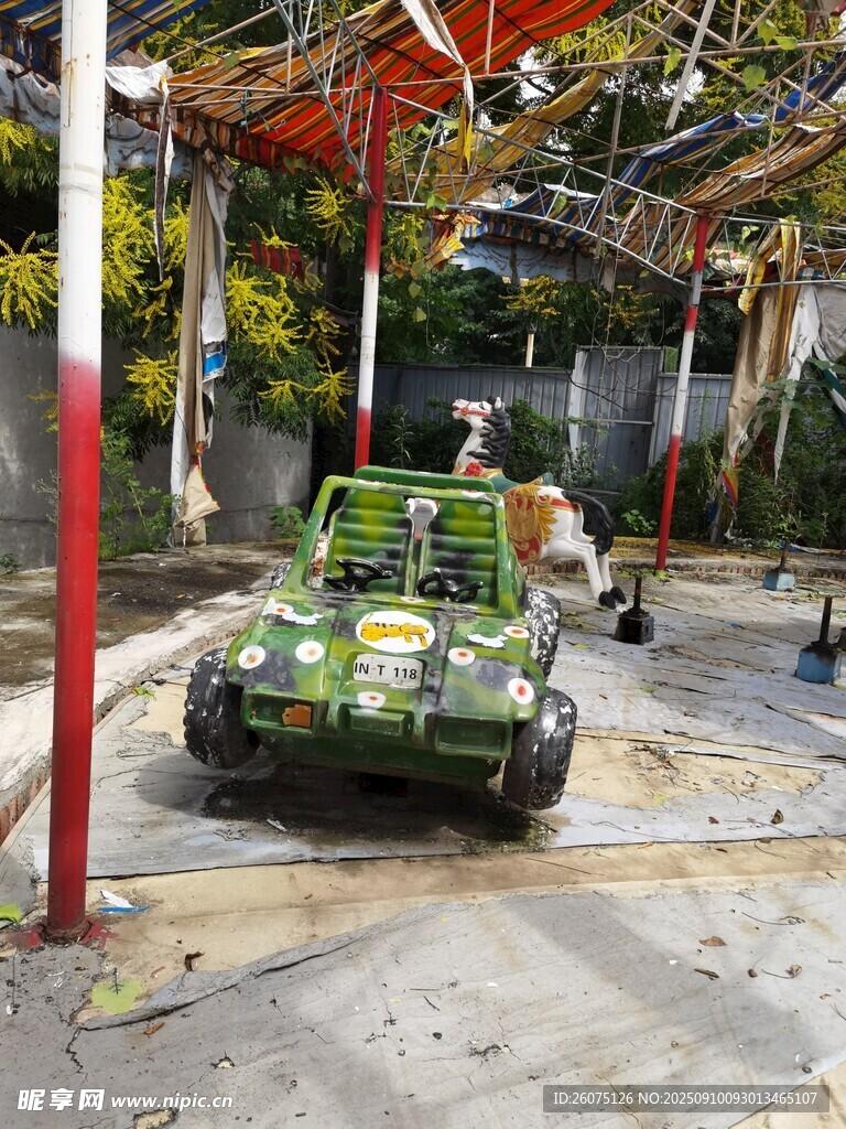 废旧场地的迷彩越野小车