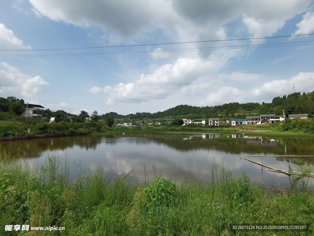 乡村湖畔风光