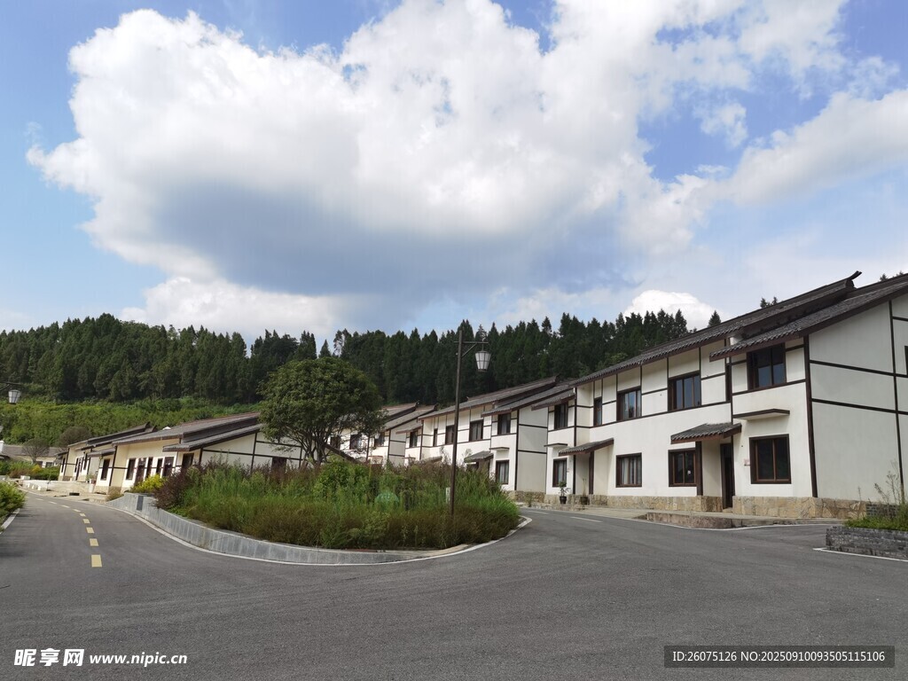乡村旁的白墙建筑景观