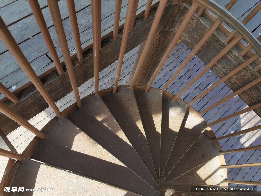 独特木质螺旋楼梯景观