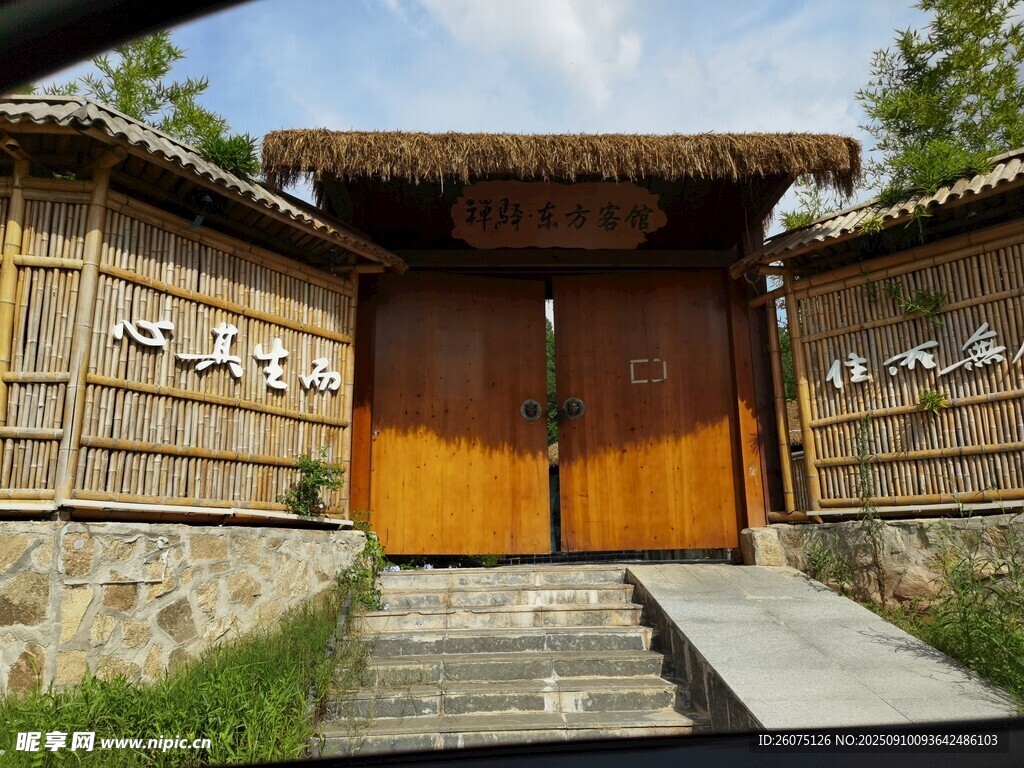 中式传统木质大门建筑