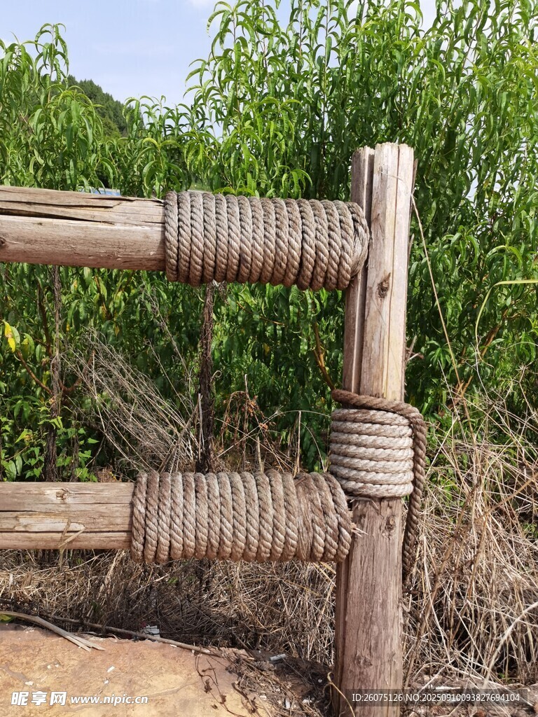 古朴木制围栏