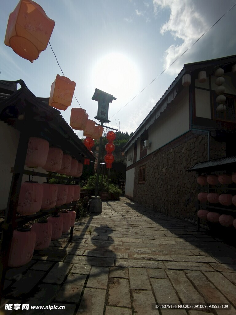 古巷红灯笼静谧中式风情