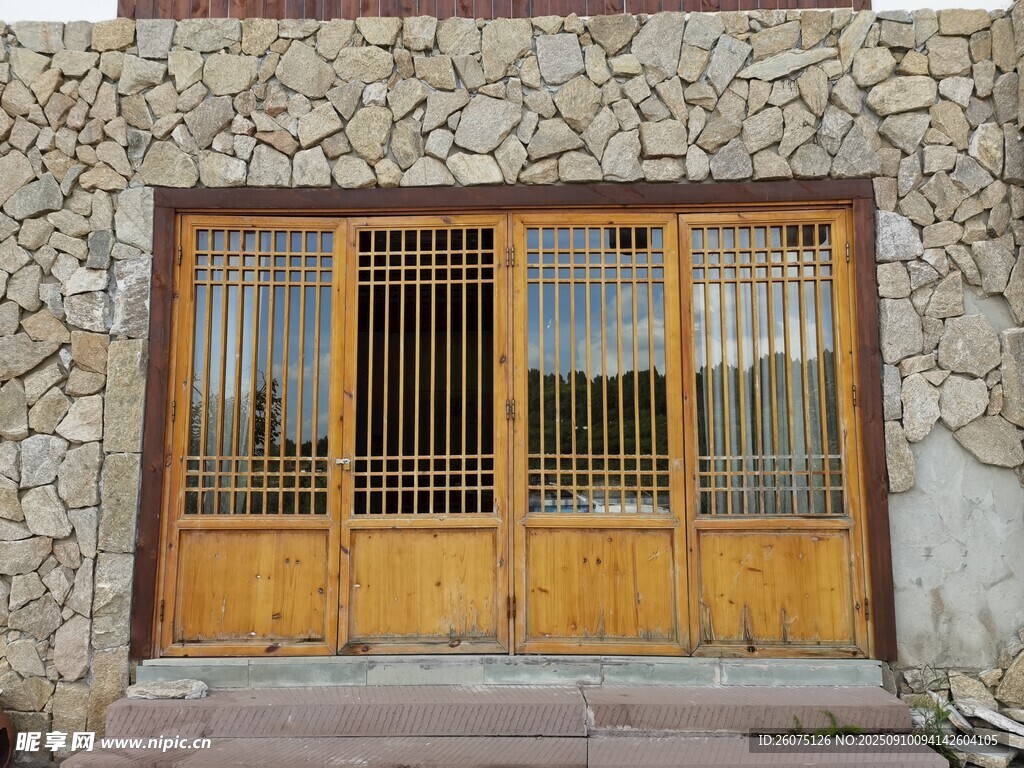 石墙木门质朴乡村风情