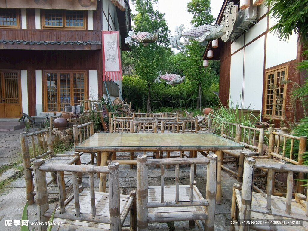 古雅庭院中的木质桌椅