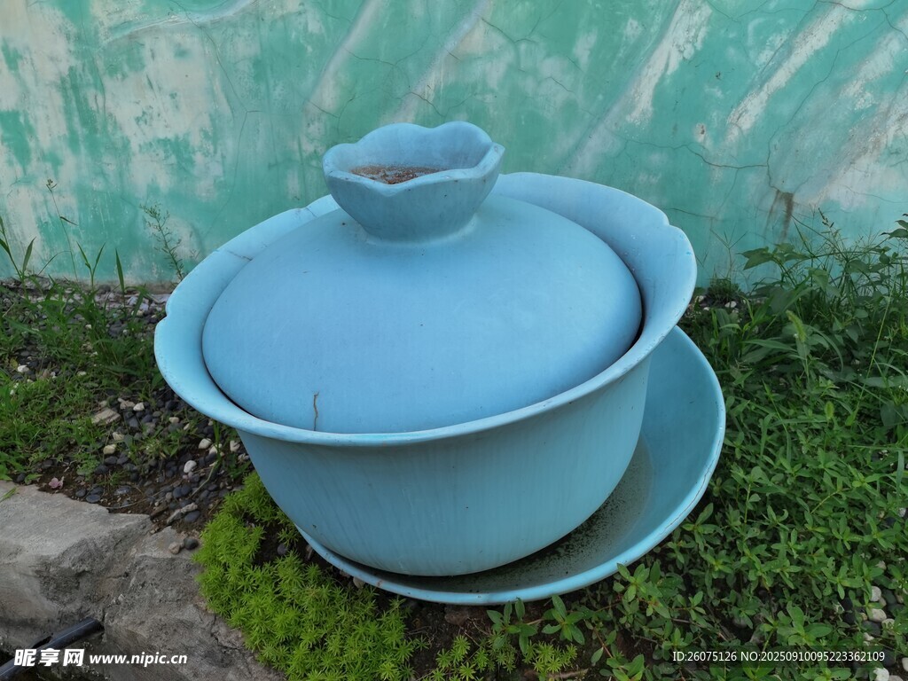 浅蓝色陶瓷茶具置于草地