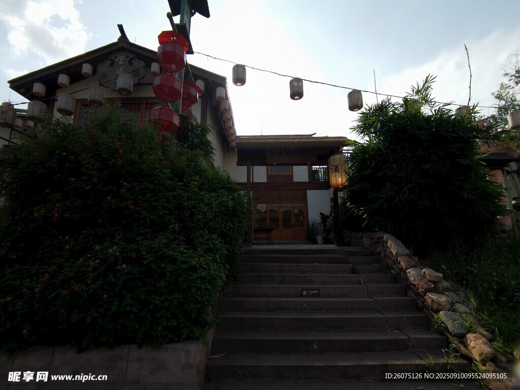 古雅台阶旁的中式建筑
