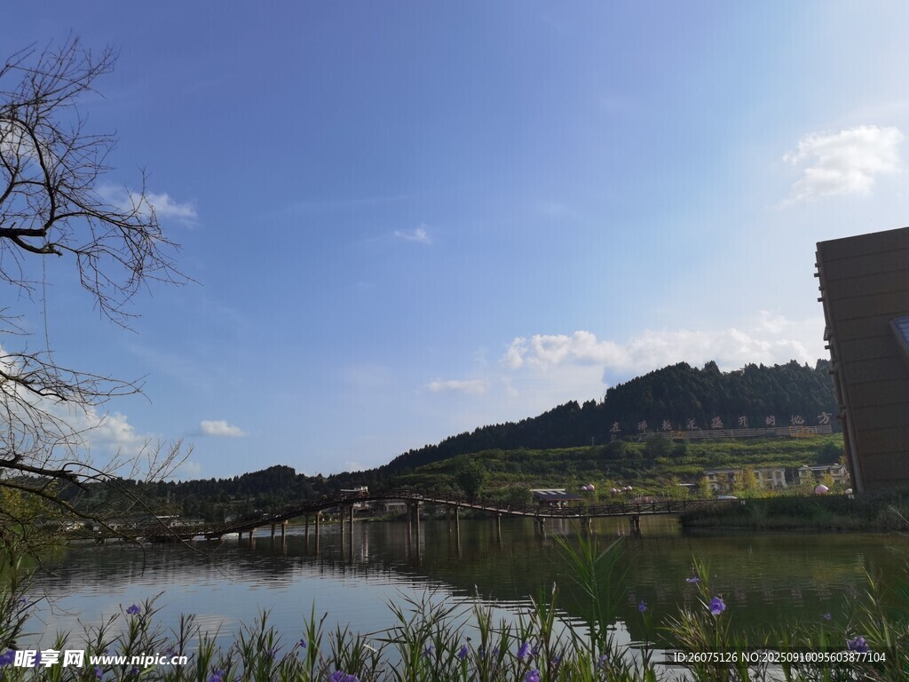 湖畔风光远处山峦与建筑