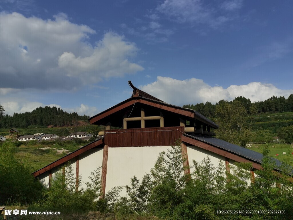 中式屋顶建筑与自然景致