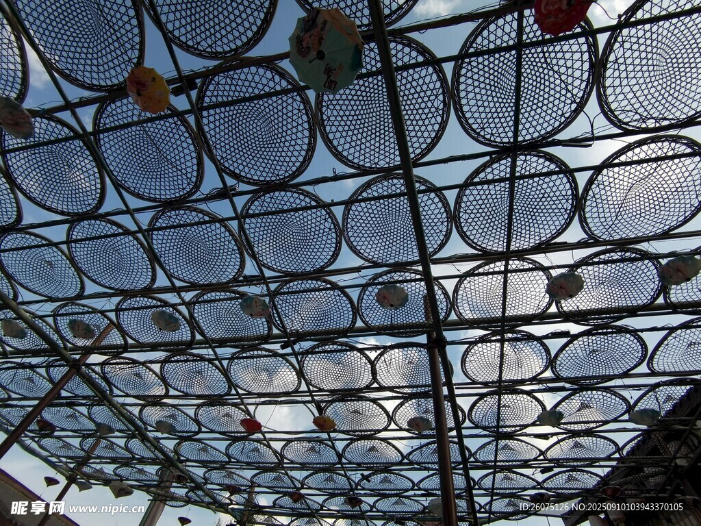 金属圆环构成的独特顶棚