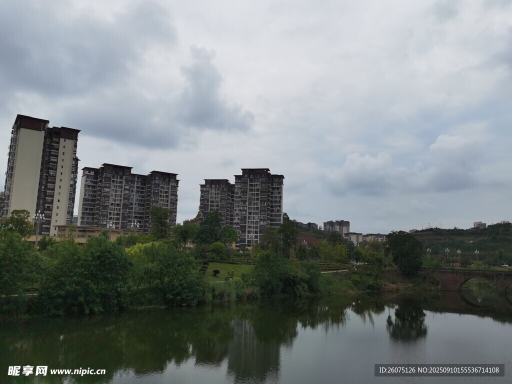 河畔高楼与绿植景观