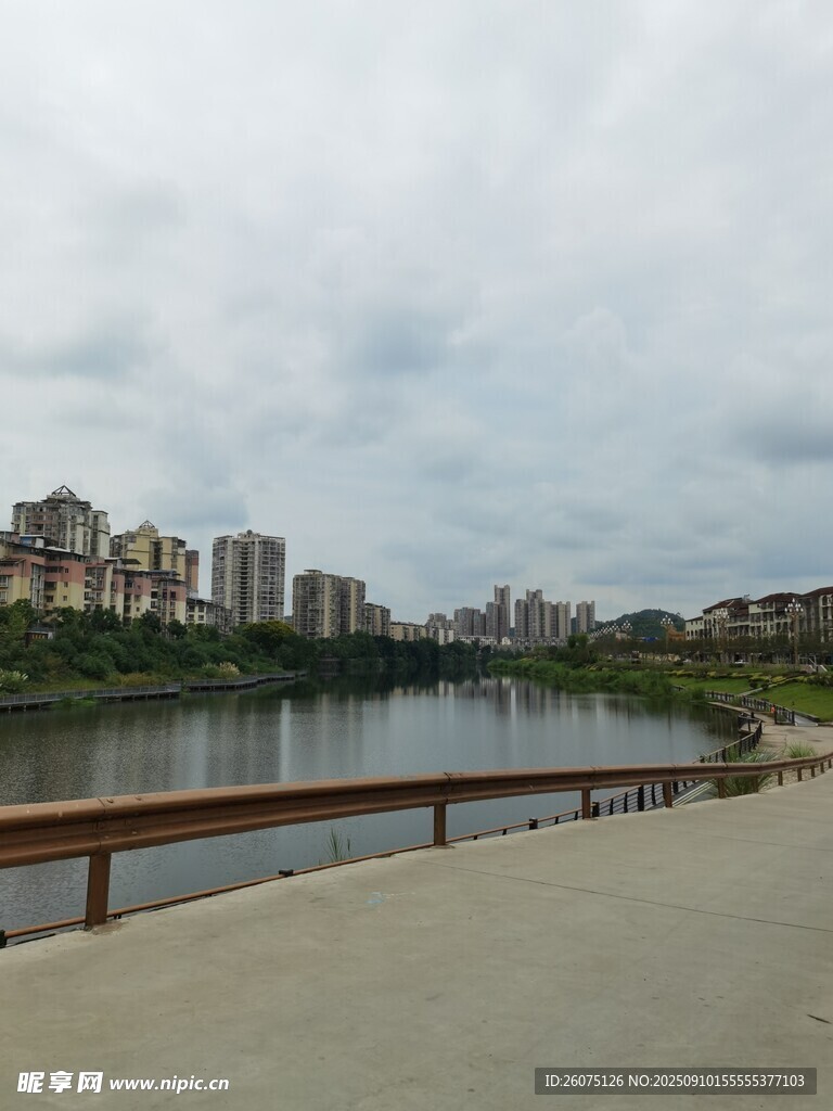 河畔城市风光