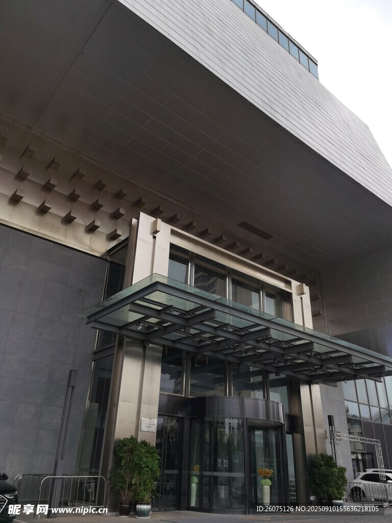 现代建筑入口玻璃雨棚景观