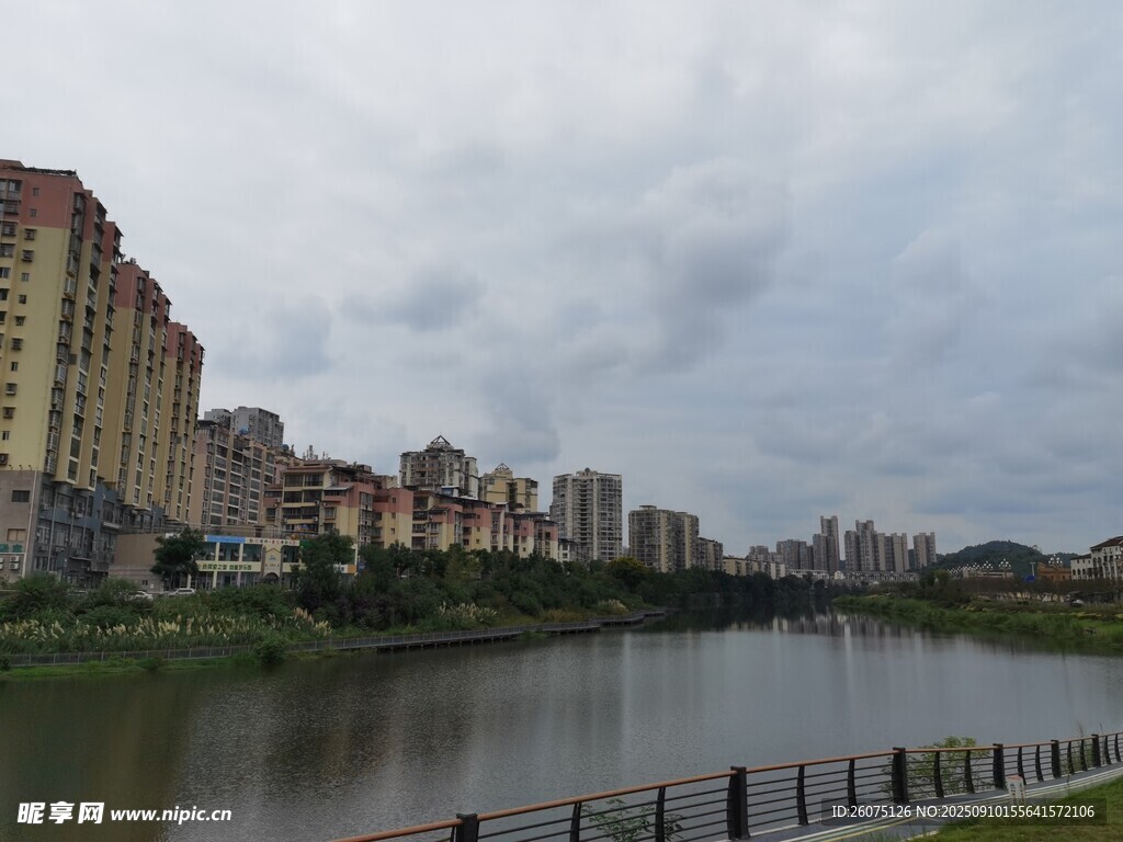 河畔城市建筑景观