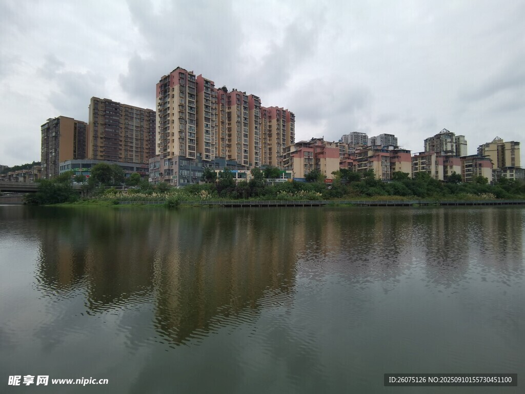 湖畔高楼倒影风景如画
