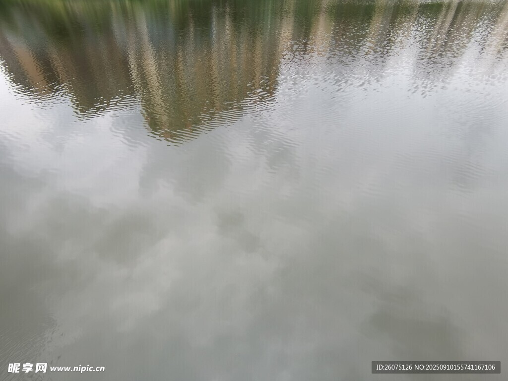 水面倒影中的朦胧景象