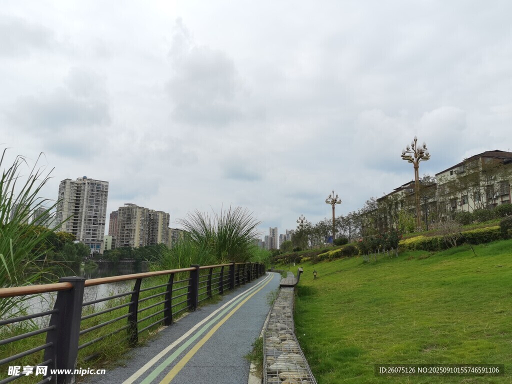 城市河畔的清新步道景观
