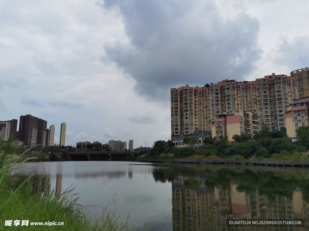 河畔高楼景观