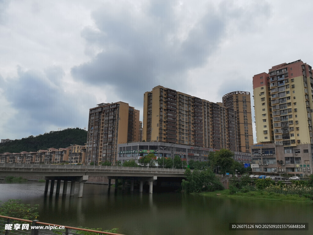 河畔高楼景观