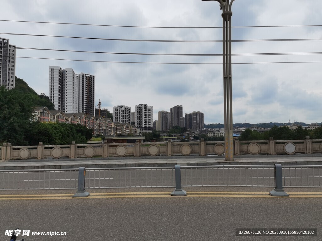 城市街景远眺高楼与电线
