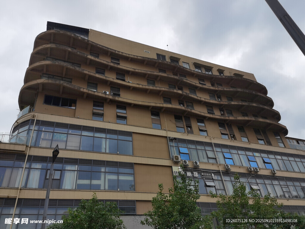 现代风格多层建筑外观