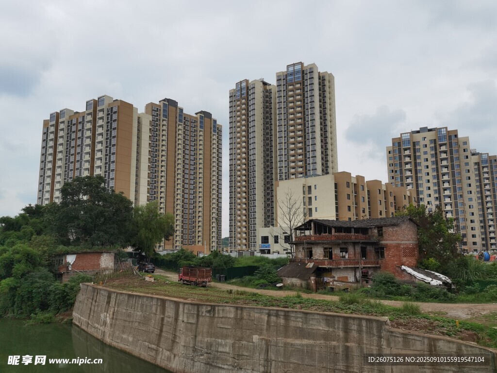 城市新旧建筑对比景观