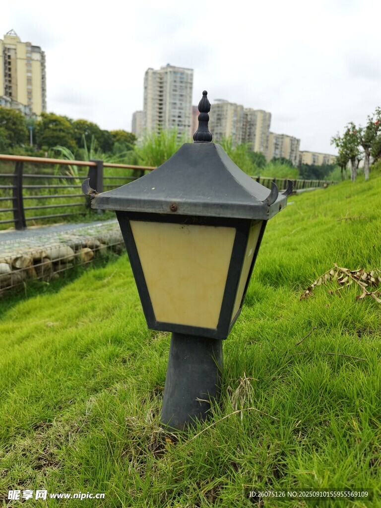户外草坪上的复古景观灯