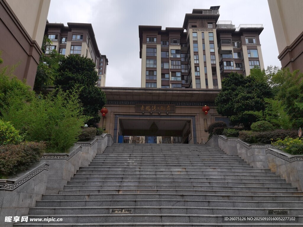 小区入口台阶与高层景观