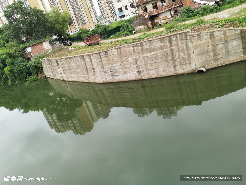 河边护栏与倒影景观