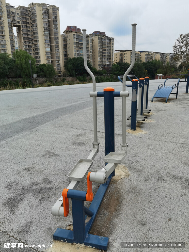 户外健身器材城市运动场景