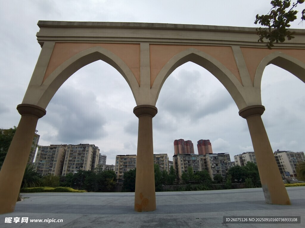 拱形建筑与远处城市景观