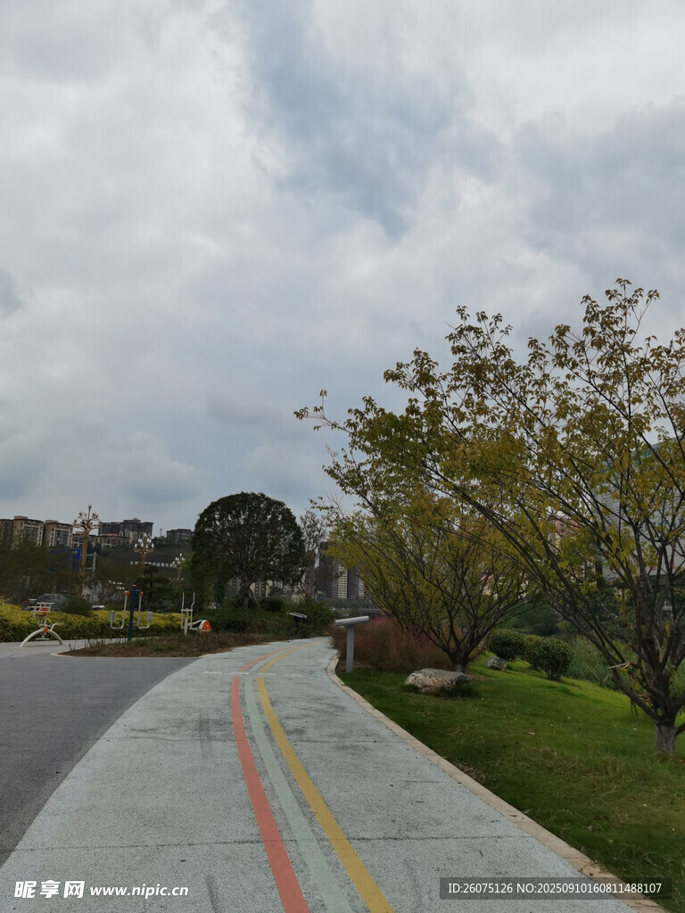 城市彩色步道与周边景致
