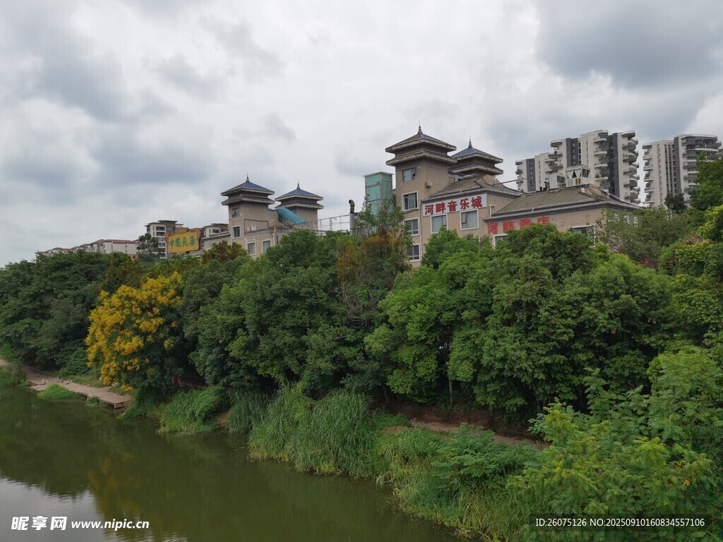 河畔古建筑与繁茂绿树景观
