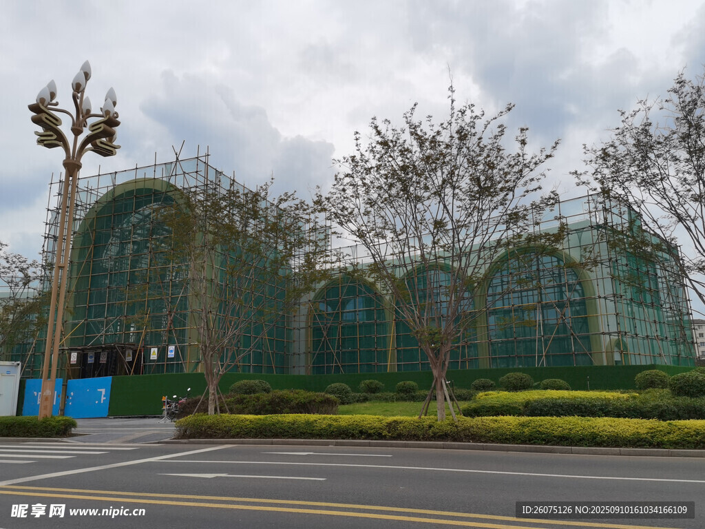现代风格弧形建筑景观